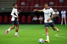 带队晋级！欧联杯官推赛后晒B费自拍照，伸出3根手指象征戴帽.